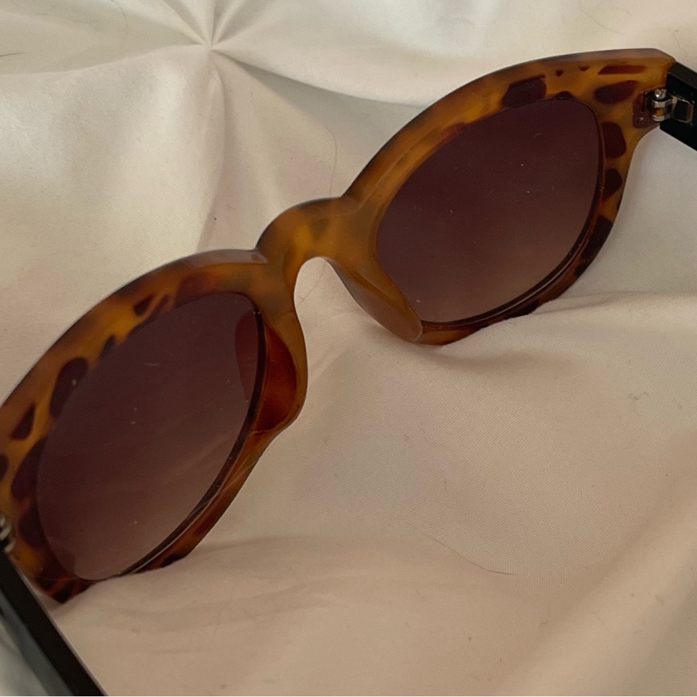 Cheetah Rim Sunglasses - Picture 3 of 3